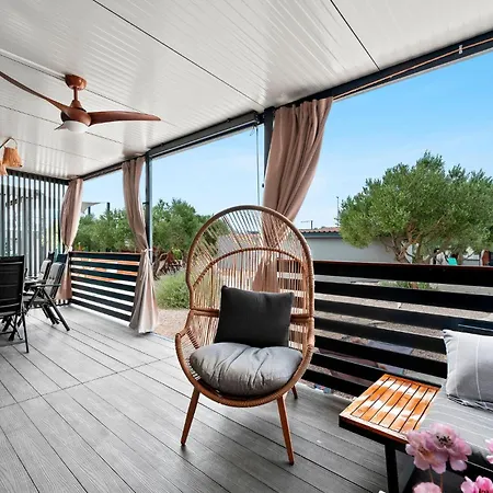 Awesome In With Swimming Pool 度假居