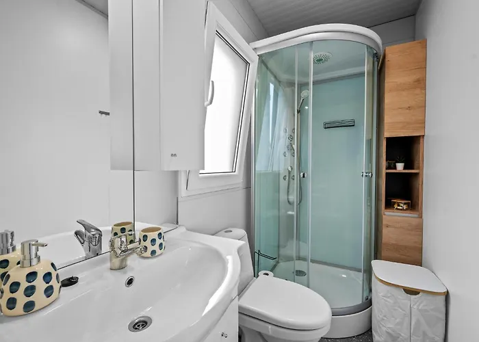 Awesome In With Swimming Pool 펜션 피로바츠