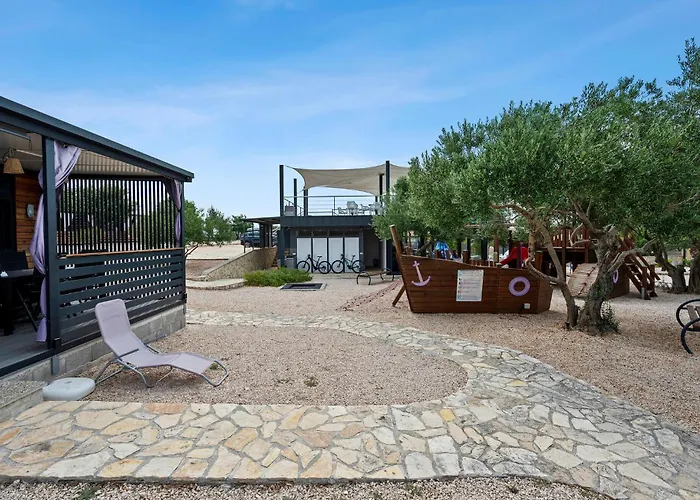 Awesome In With Swimming Pool *